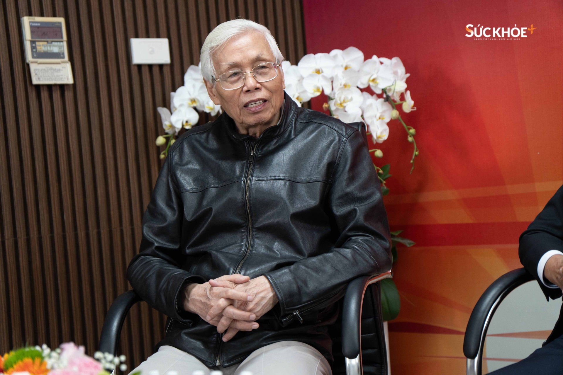 PGS.TS Lê Văn Truyền, ở tuổi 86, chia sẻ về bí quyết sống khỏe mạnh, năng động của mình và nhấn mạnh thông điệp của cuốn sách rằng mặc dù lão hóa là không thể tránh khỏi, nhưng cách chúng ta trải nghiệm nó nằm trong tầm kiểm soát của chính mình. Ông cũng chỉ ra tầm quan trọng của việc lập kế hoạch cho một tương lai xa thay vì nghỉ hưu ngay lập tức.