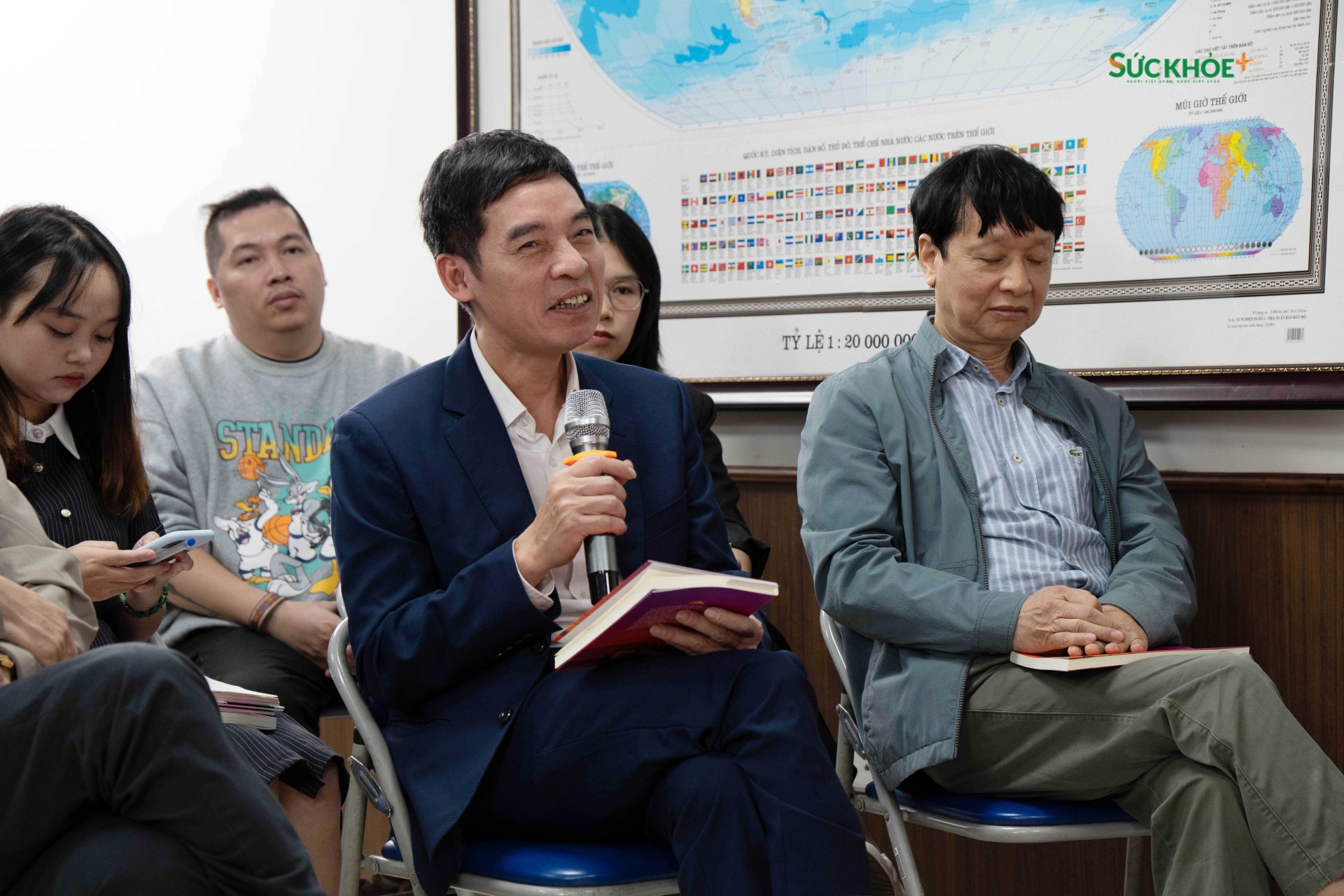 Ông Nguyễn Văn Minh Trưởng Phòng quản lý xuất bản Cục Xuất bản, In và Phát hành, Bộ VHTTDL đặt câu hỏi cho các diễn giả tại buổi Tọa đàm