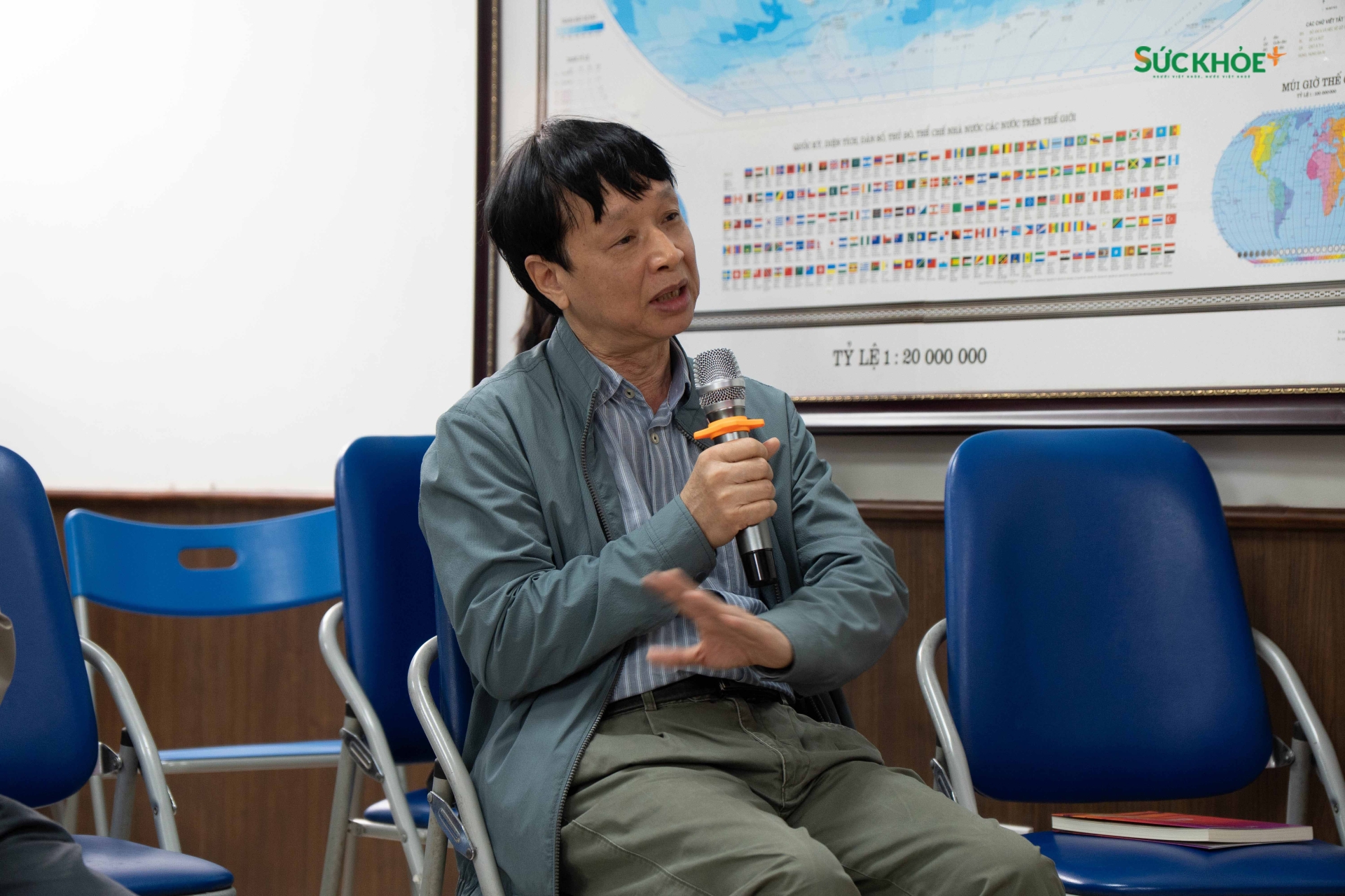 Ông Vũ Đình Thường, nguyên Vụ trưởng Vụ BC-XB Ban TGTW thảo luận với các diễn giả về chăm sóc Sức Khỏe cho người cao tuổi