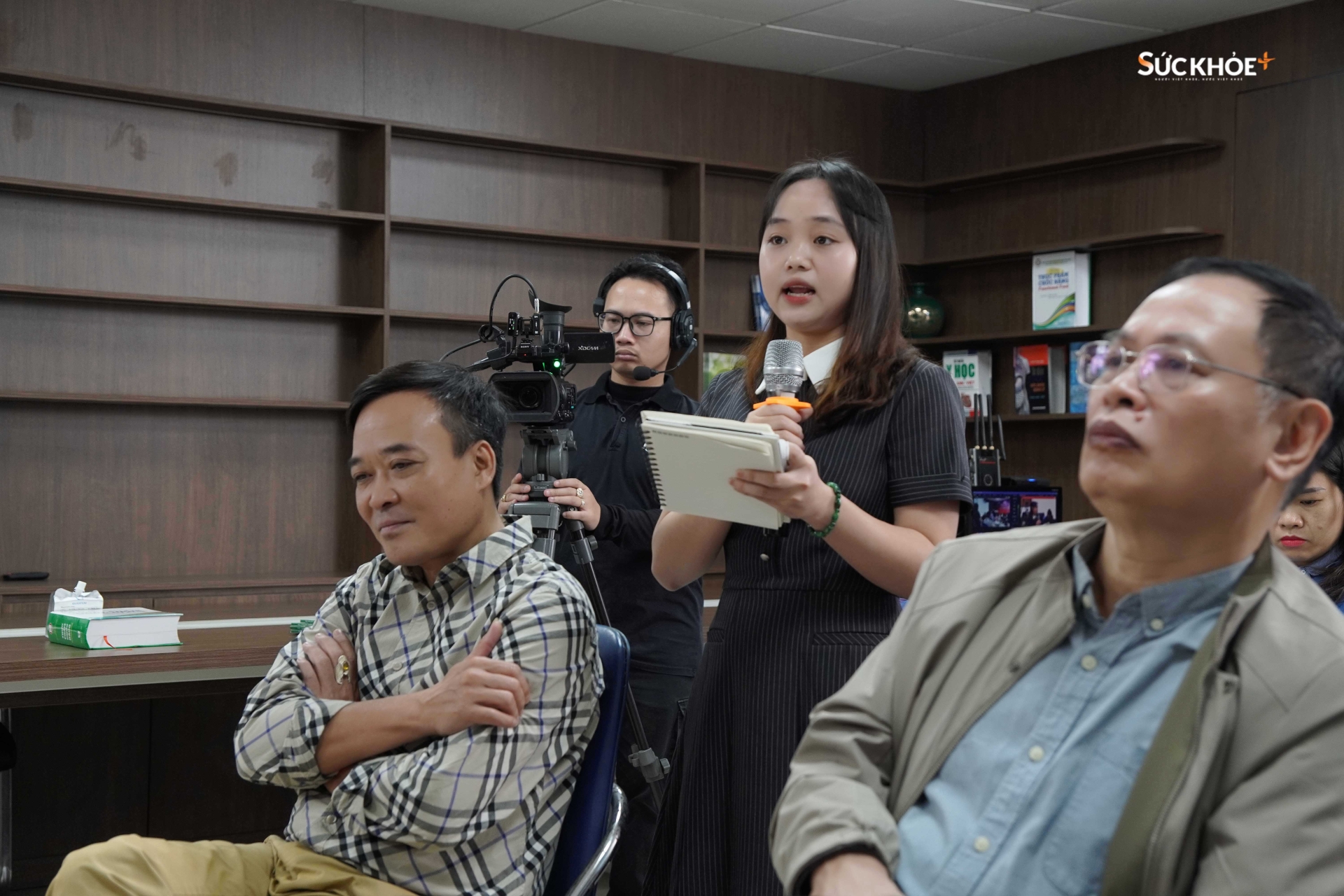 Phóng viên Đào Dung - Tạp chí Sức Khỏe+ đặt câu hỏi cho các diễn giả về rào cản tâm lý và giải pháp để người cao tuổi cùng người thân không còn e ngại khi vào viện dưỡng lão