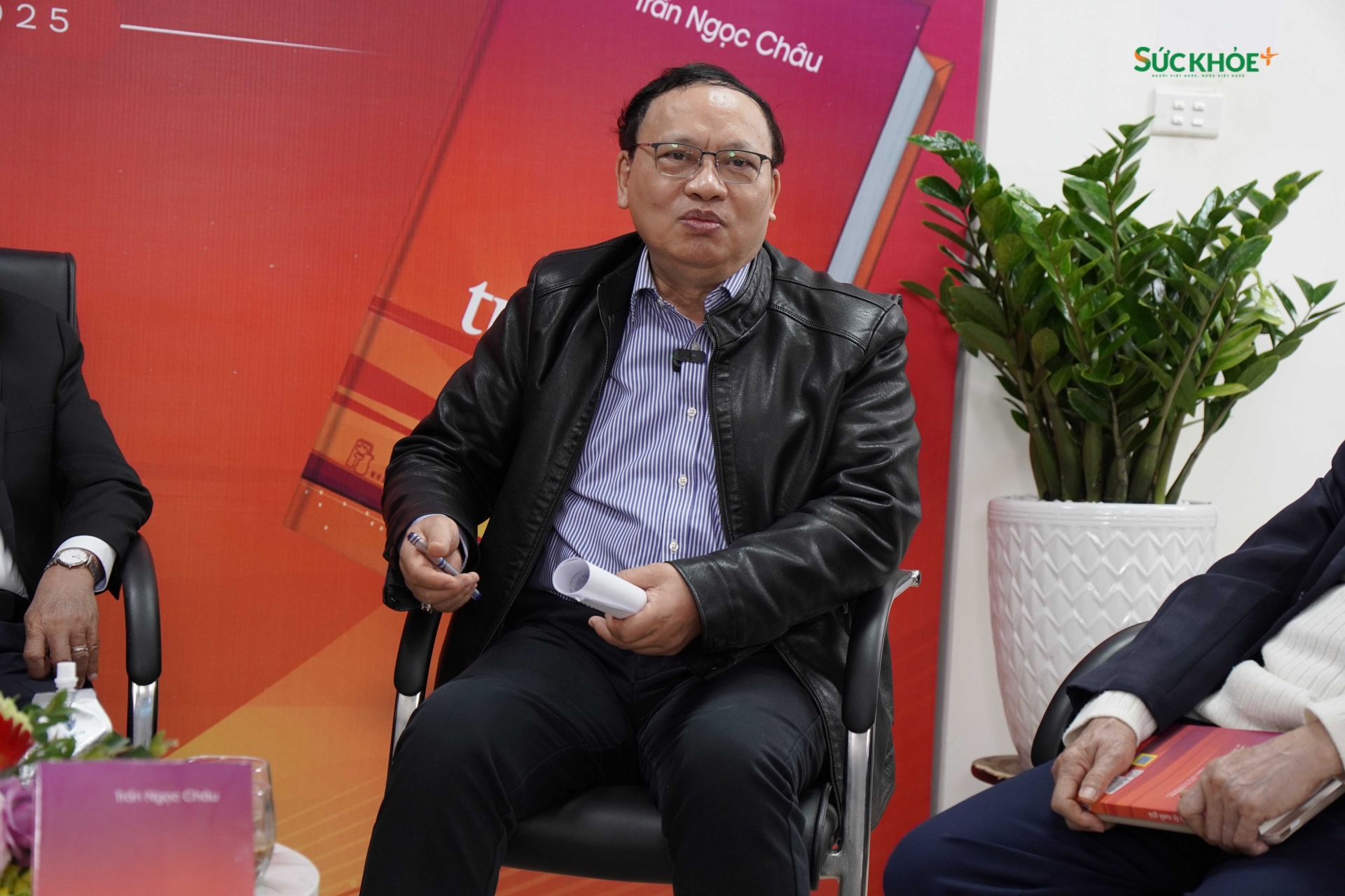 Còn tiến sĩ Hoàng Phong Hà, thành viên của nhóm cố vấn chuyên gia cho Cục Xuất bản, In và Phát hành, người chỉ còn hơn tháng nữa sẽ vượt ngưỡng U70, thảo luận về những ấn tượng ban đầu của ông về cuốn sách Nghịch lý tuổi già với tư cách là một trong những độc giả đầu tiên.