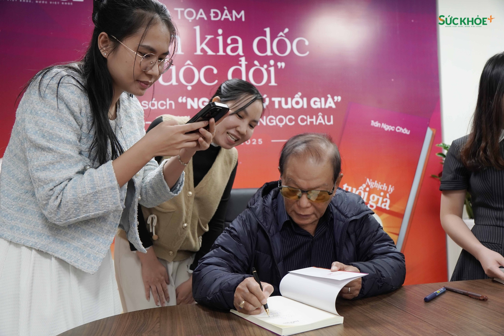 TS. Nhà báo Trần Ngọc Châu ký tặng độc giả trong ngày ra mắt cuốn sách “Nghịch lý tuổi già”, trong khuôn khổ buổi Tọa đàm Bên kia dốc cuộc đời 