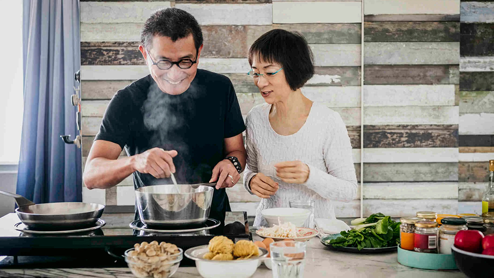 Thực phẩm tươi như rau củ quả giúp tăng cường hệ miễn dịch cho người ngoài 50