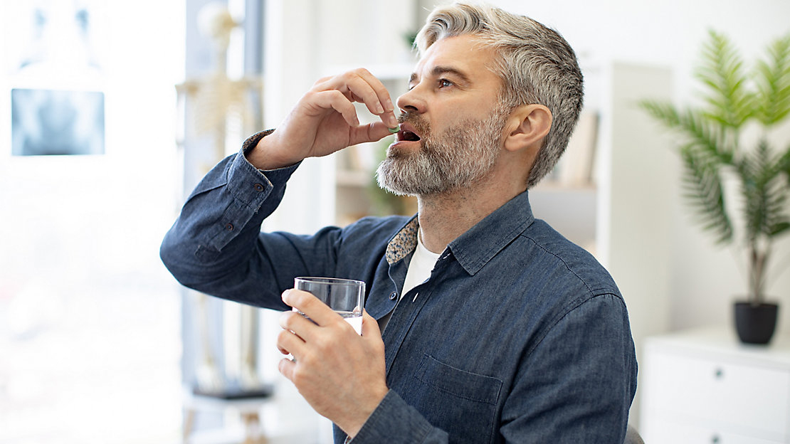 người cao tuổi có thể sử dụng thực phẩm bổ sung vitamin D, B12, omega-3 và kẽm khi có chỉ định