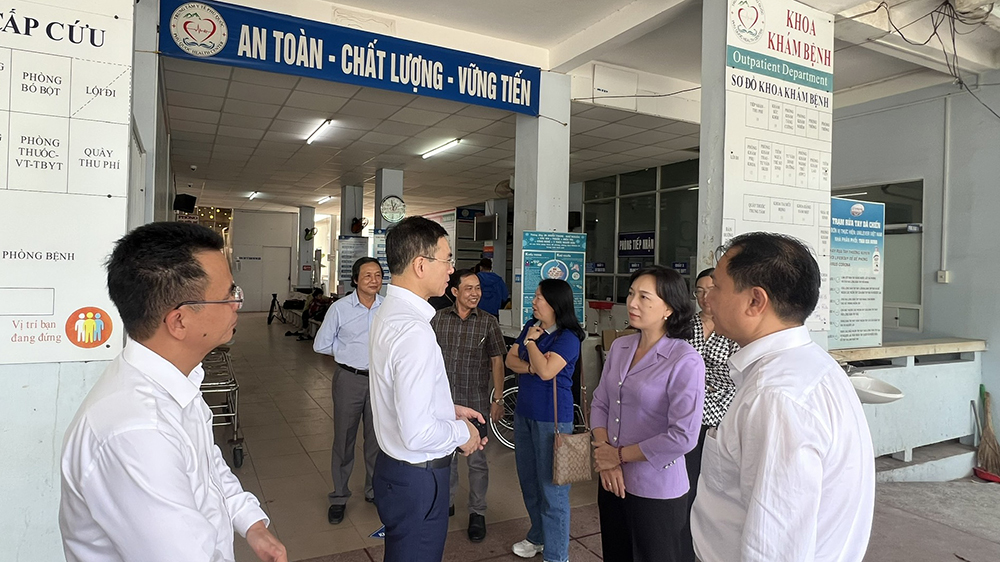 TS Hà Anh Đức dẫn đầu Đoàn công tác Bộ Y tế kiểm tra Khoa Khám bệnh, Cấp cứu và Hồi sức tích cực tại Trung tâm Y tế Phú Quốc