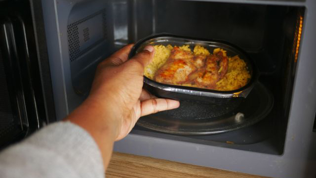 Bữa ăn đông lạnh và đồ hâm nóng sẵn thường chứa nhiều tinh bột tinh chế, natri và chất béo bão hòa