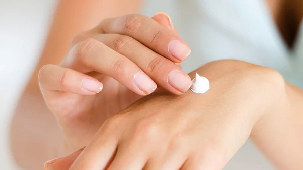 Bôi kem dưỡng tay nhiều lần trong ngày giúp ngăn nứt nẻ khi trời lạnh