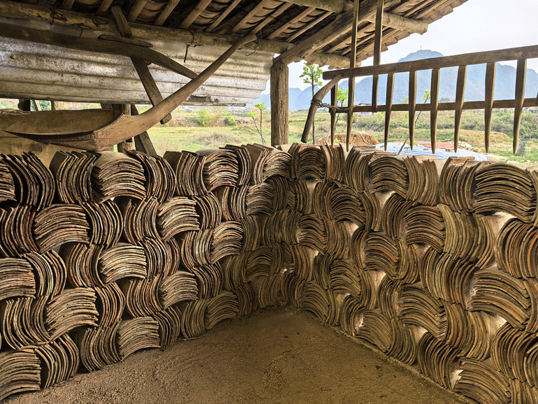 Để làm ra viên ngói phải tuân theo quy trình 8 bước, được người Tày gìn giữ qua nhiều đời - Ảnh: Báo Nhân Dân