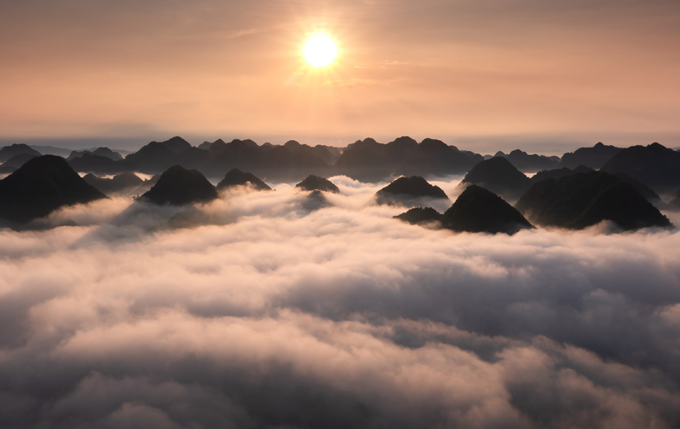 Đón bình minh ở đỉnh Nà Lay - Ảnh: Trần Văn Linh