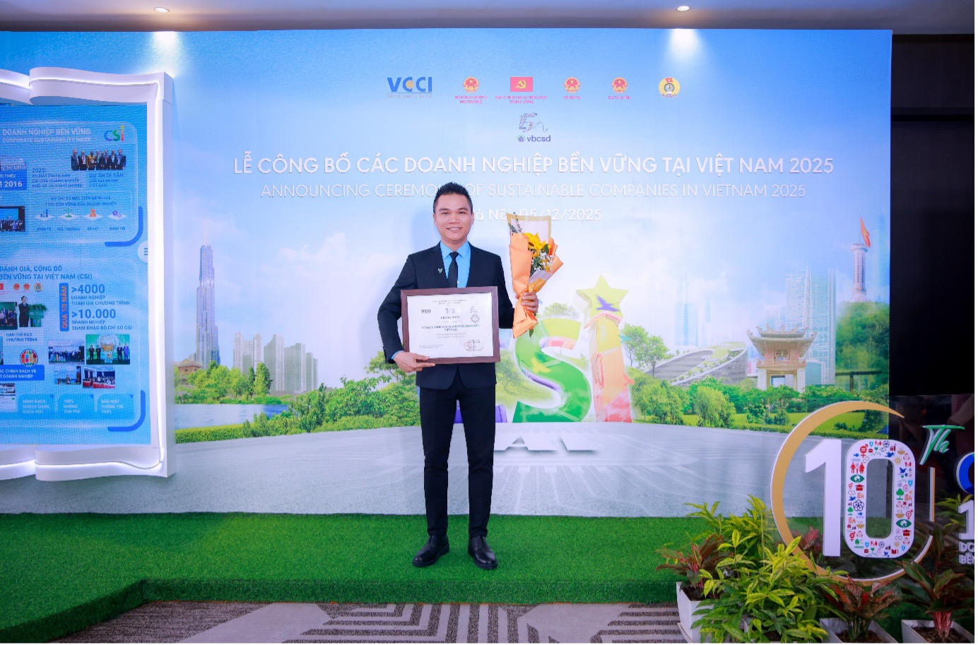 Ông Nguyễn Thành Đạt – Giám Đốc Truyền Thông Herbalife Việt Nam nhận bằng khen đây là lần thứ 8 Herbalife đạt giải.