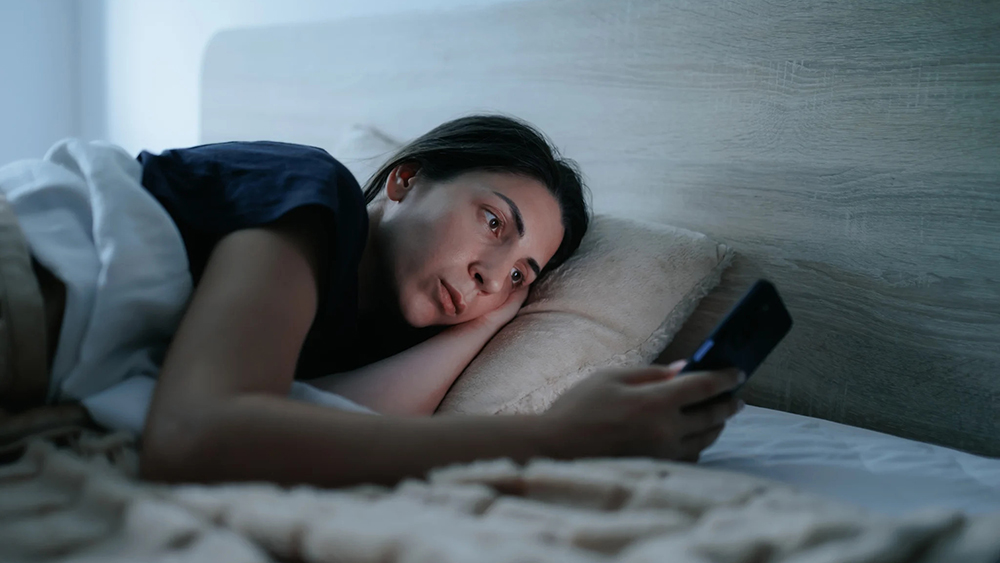 Thói quen sử dụng điện thoại trước khi ngủ có thể cản trở giấc ngủ và kích hoạt cơn đau nửa đầu