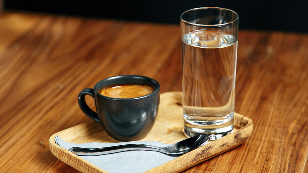 Uống nước sau khi dùng cà phê giúp cơ thể đào thải caffeine nhanh hơn