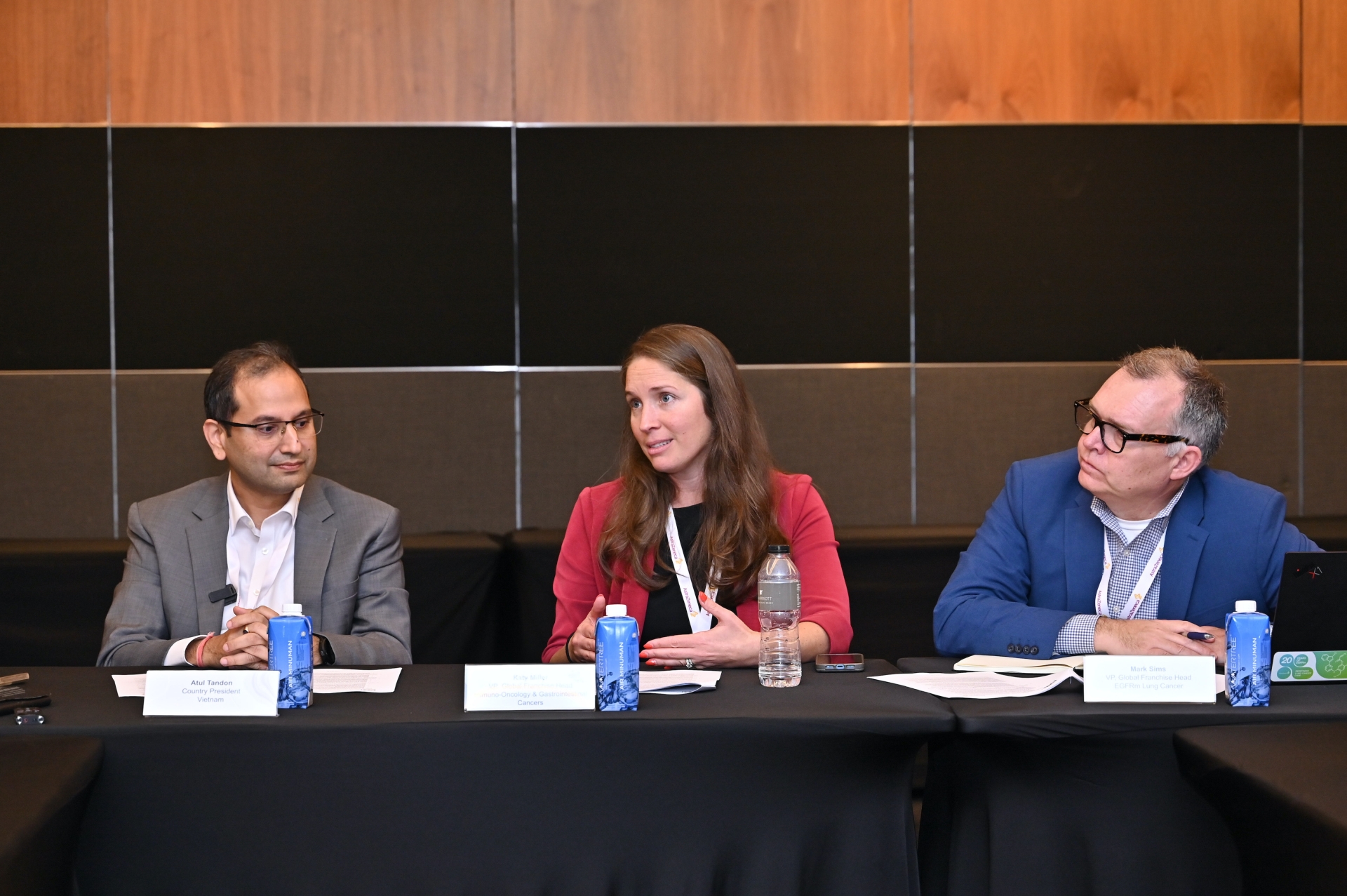 Đại diện AstraZeneca chia sẻ tại buổi họp cùng các đơn vị báo chí trong khu vực 