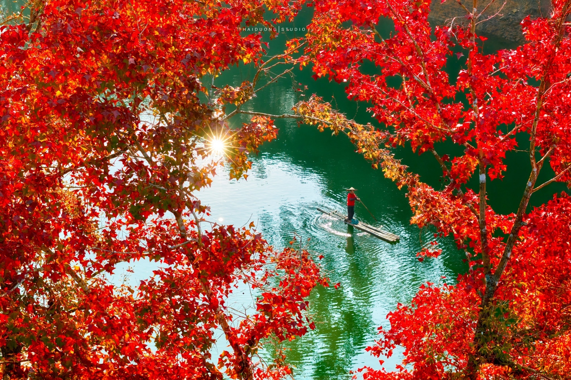 Hồ Bản Viết khoác lên mình sắc đỏ đầy mê hoặc - Ảnh: Thái Dương Studio