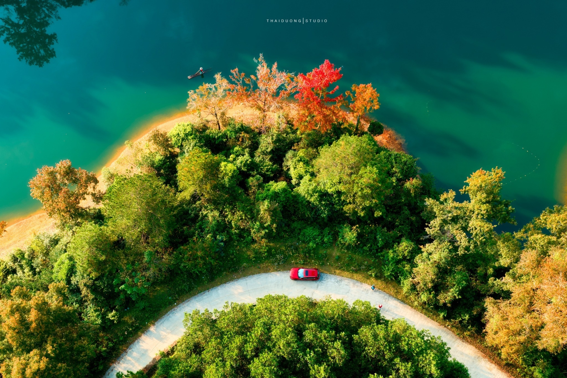 Hồ Bản Viết nằm xa khu dân cư, mang đến cảm giác bình yên, trong lành - Ảnh: Thái Dương Studio