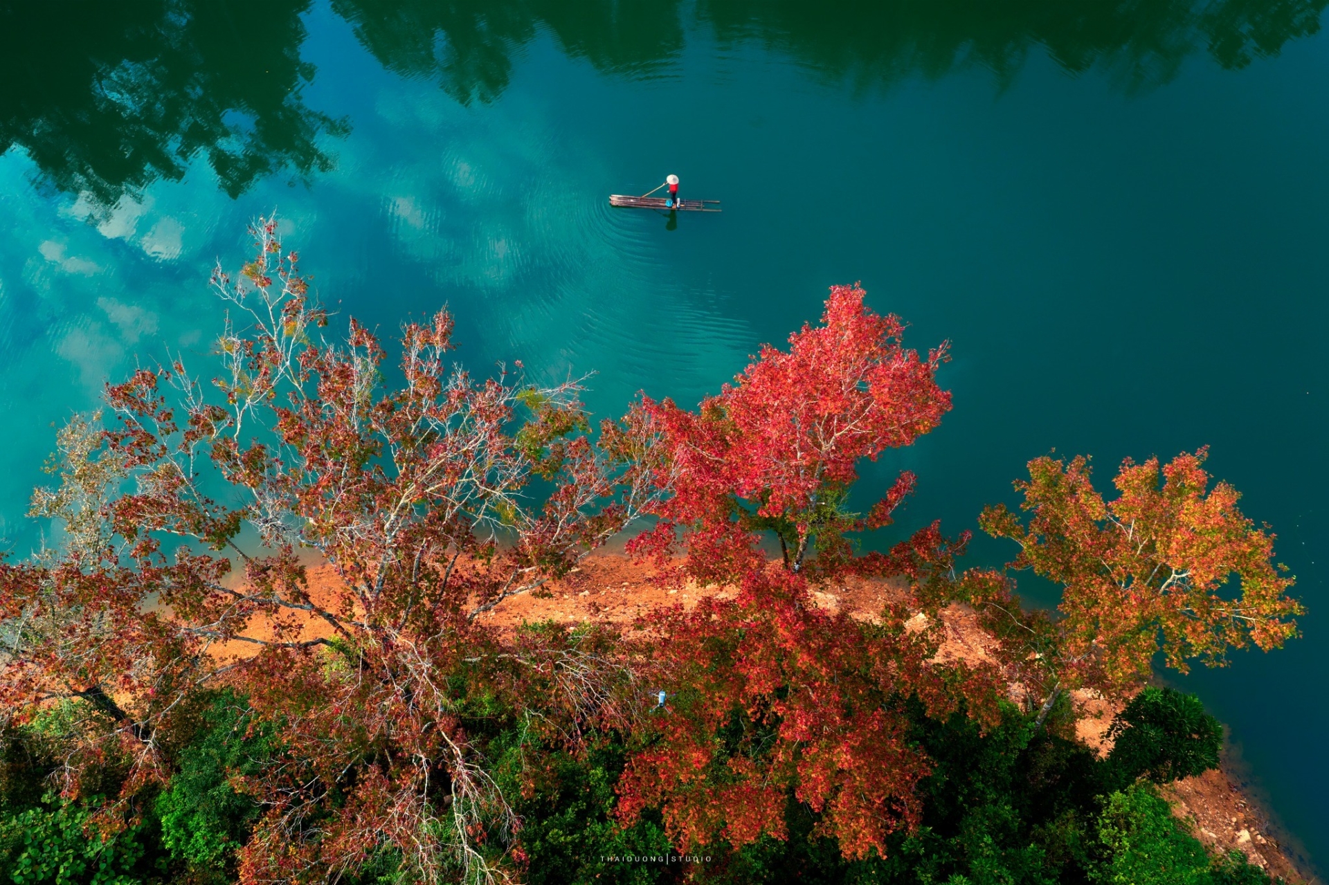 Vẻ đẹp thơ mộng, nước non hữu tình tại hồ Bản Viết - Ảnh: Thái Dương Studio