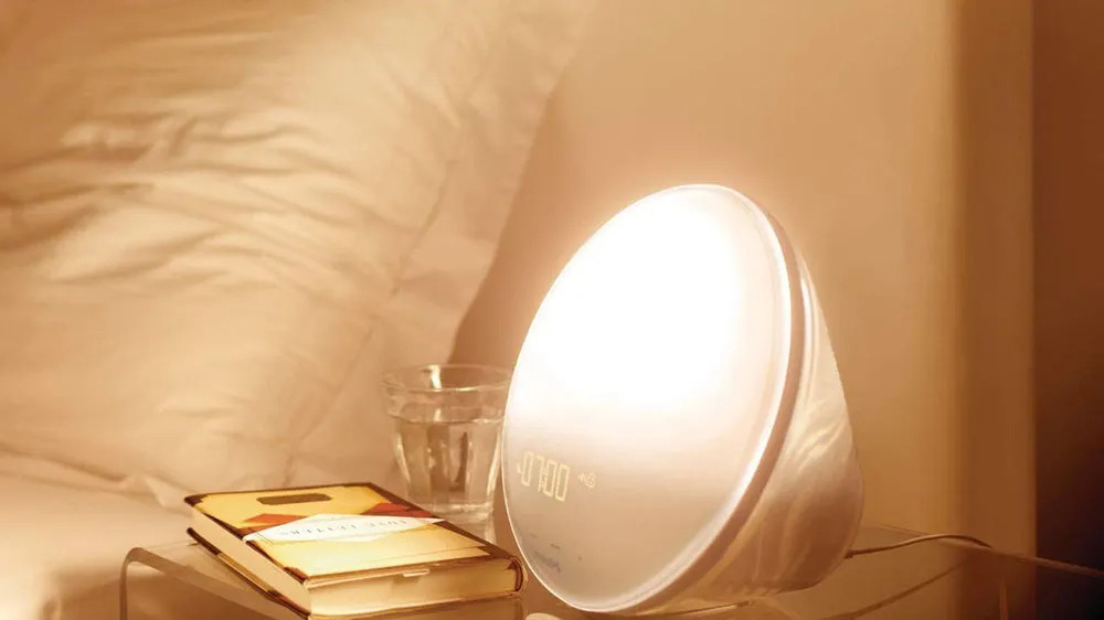 Đèn báo thức mô phỏng bình minh giúp cơ thể thức dậy tự nhiên hơn vào mùa Đông