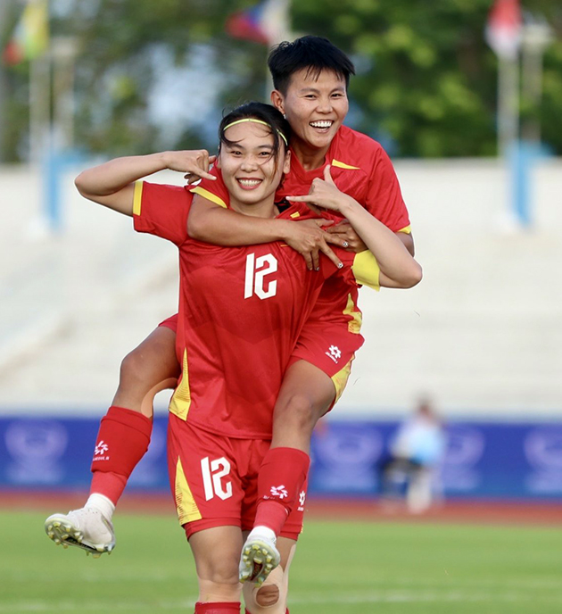 Niềm vui của Hải Yến và Bích Thùy sau khi ghi bàn cho ĐT nữ Việt Nam - Ảnh: VFF
