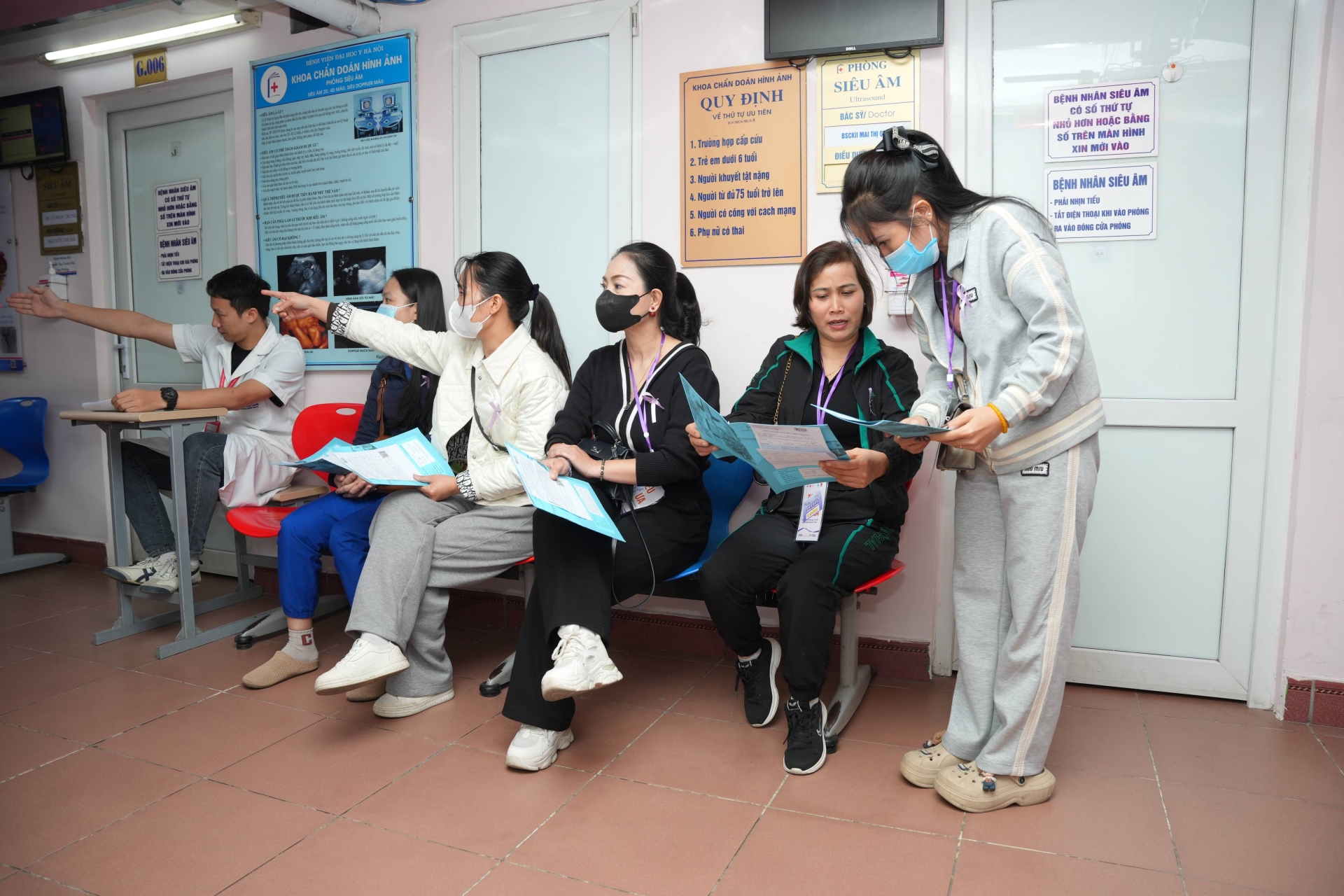 Khoảng 400 Phụ nữ được khám tầm soát tại Bệnh viện Đại học Y Hà Nội sau buổi lễ