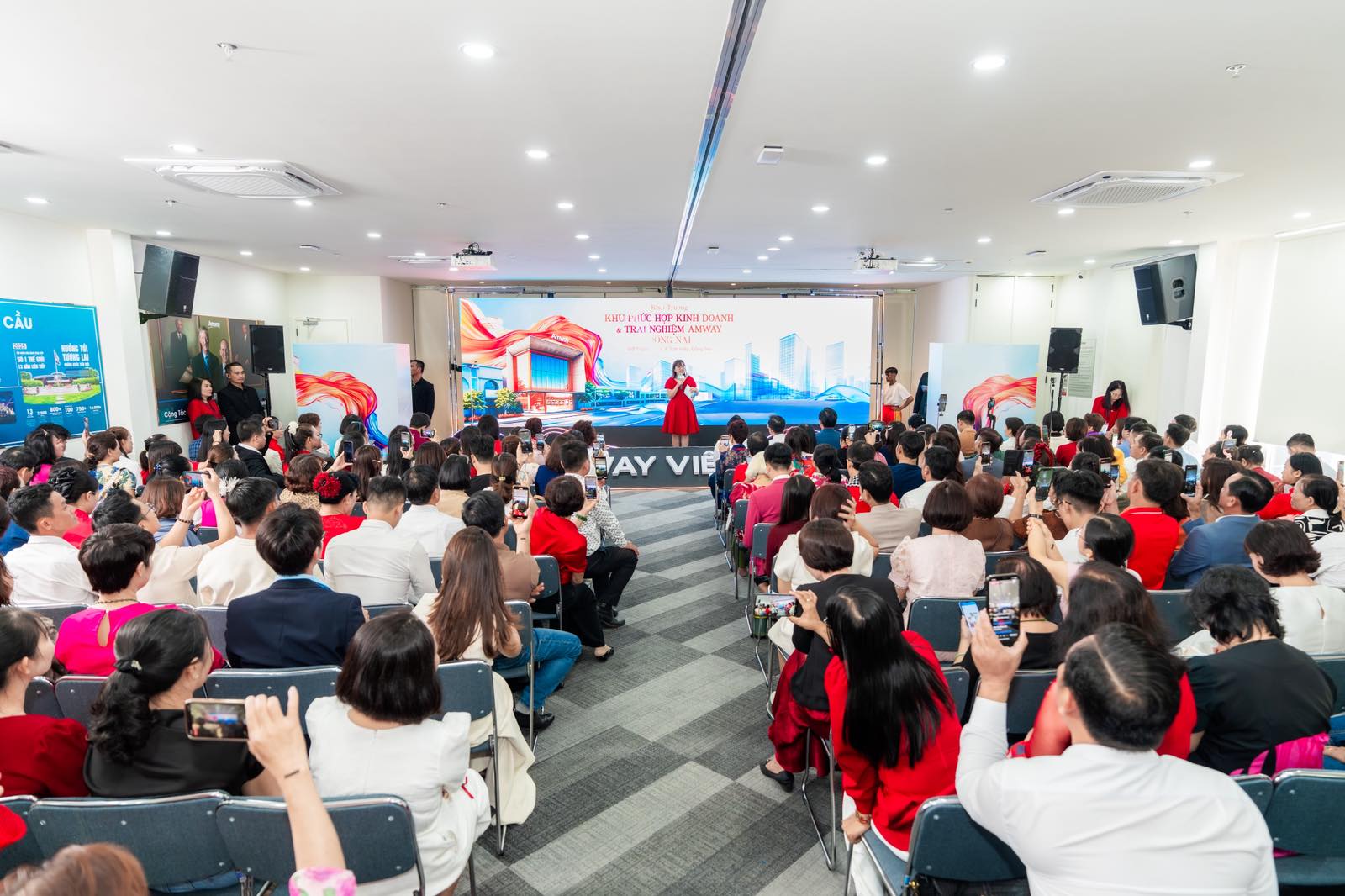 Bà Ôn Mình Hằng- Phó Tổng Giám đốc Amway Việt Nam phát biểu tại buổi lễ