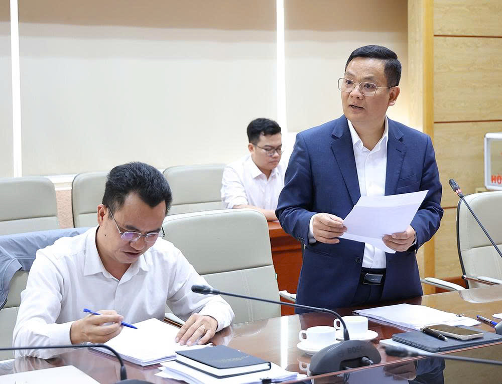TS.BS Vương Ánh Dương, Phó Cục trưởng Cục Quản lý Khám, chữa bệnh báo cáo tại cuộc họp.