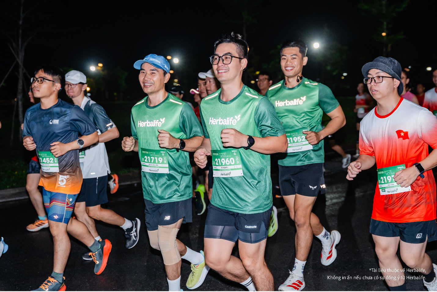 Các runner đang trên đường đua Tiền Phong Half Marathon 2025 luôn thể hiện sức bền & sự tự tin