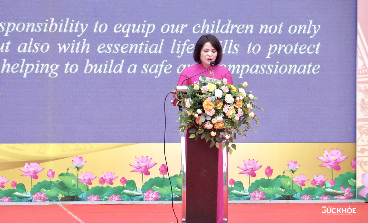 Bà Đỗ Thị Mai, Hiệu trưởng Trường Tiểu học Trung Yên, phát biểu tại buổi lễ - Ảnh: Đào Dung