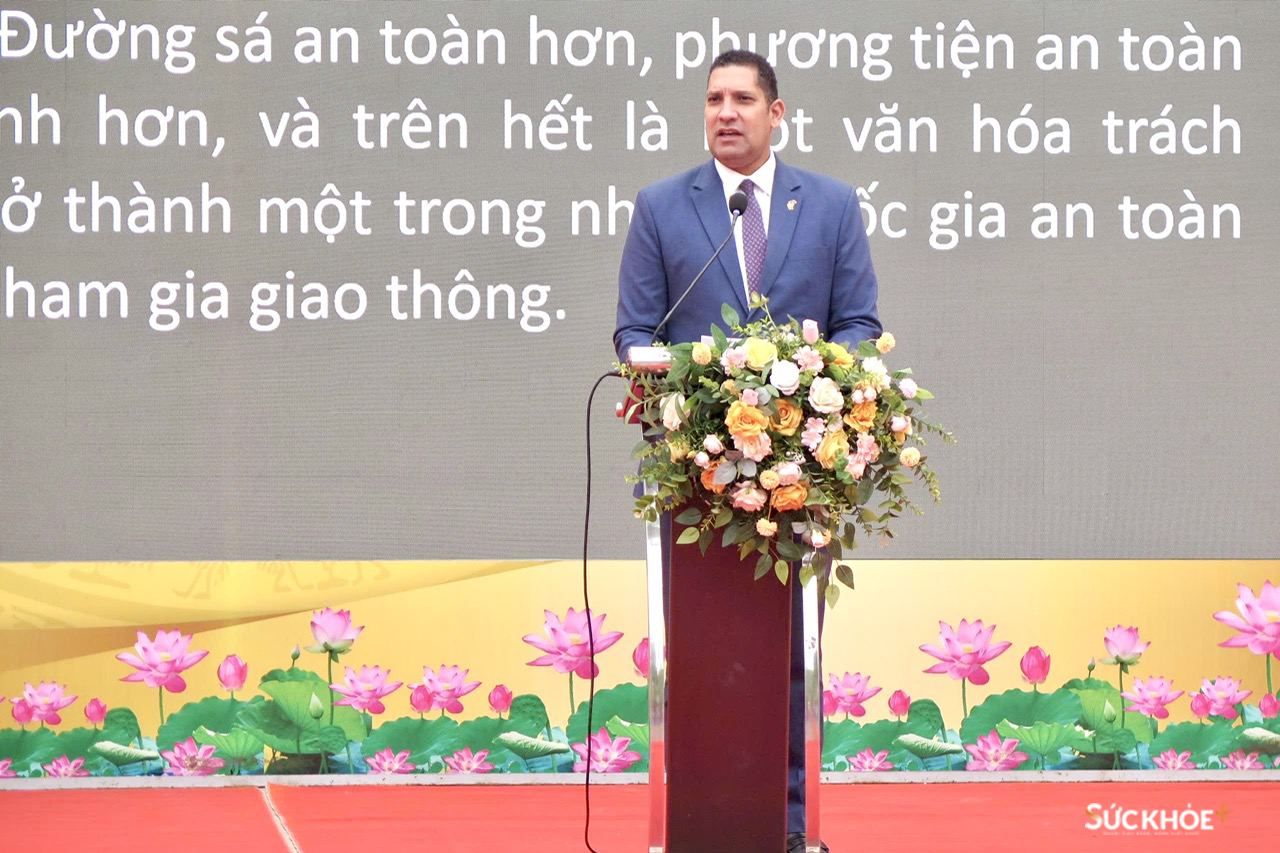 Đại sứ Thụy Điển Johan Ndisi phát biểu tại buổi lễ - Ảnh: Đào Dung