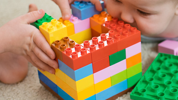 Cha mẹ cần mua cho trẻ nhỏ đồ chơi hợp tuổi, tránh nguy cơ hóc dị vật 