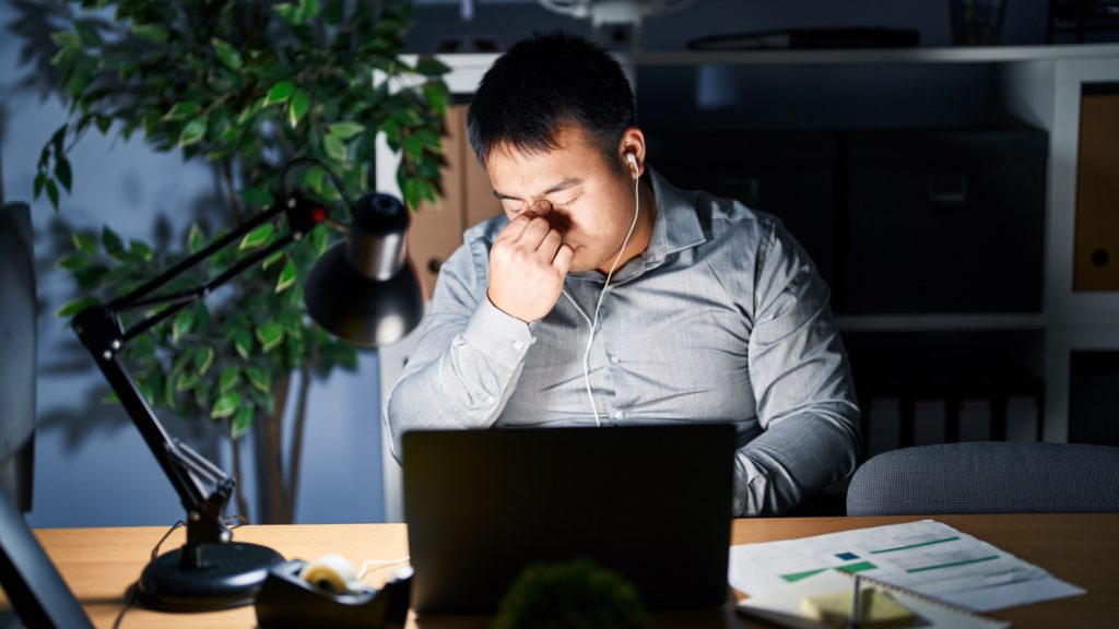 Mỏi mắt là dấu hiệu bạn cần thay đổi môi trường và thói quen làm việc để bảo vệ thị lực