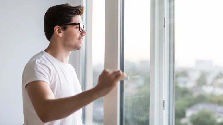 Phóng tầm mắt ra xa giúp giảm mỏi mắt sau nhiều giờ nhìn vào màn hình