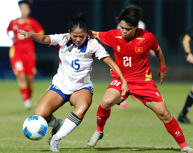 Ngân Thị Vạn Sự (21) dù nhỏ con nhưng chơi tuyệt hay ở trung tâm hàng tiền vệ - Ảnh: 24h