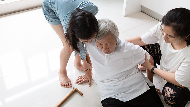 Người bệnh tai biến mạch máu não có thể mất thăng bằng, loạng choạng, té ngã đột ngột