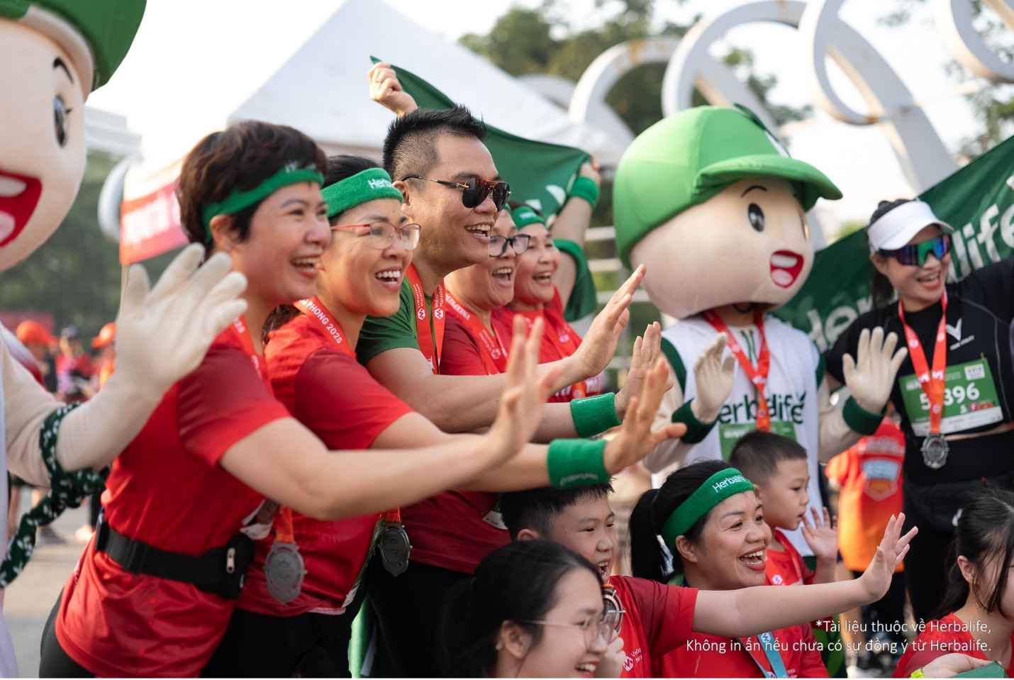 Ông Vũ Văn Thắng, Tổng Giám đốc Herbalife Việt Nam và Campuchia chụp ảnh lưu niệm cùng các vận động viên