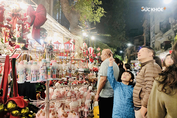 Phố Hàng Mã là điểm hẹn không thể dịp Giáng sinh 