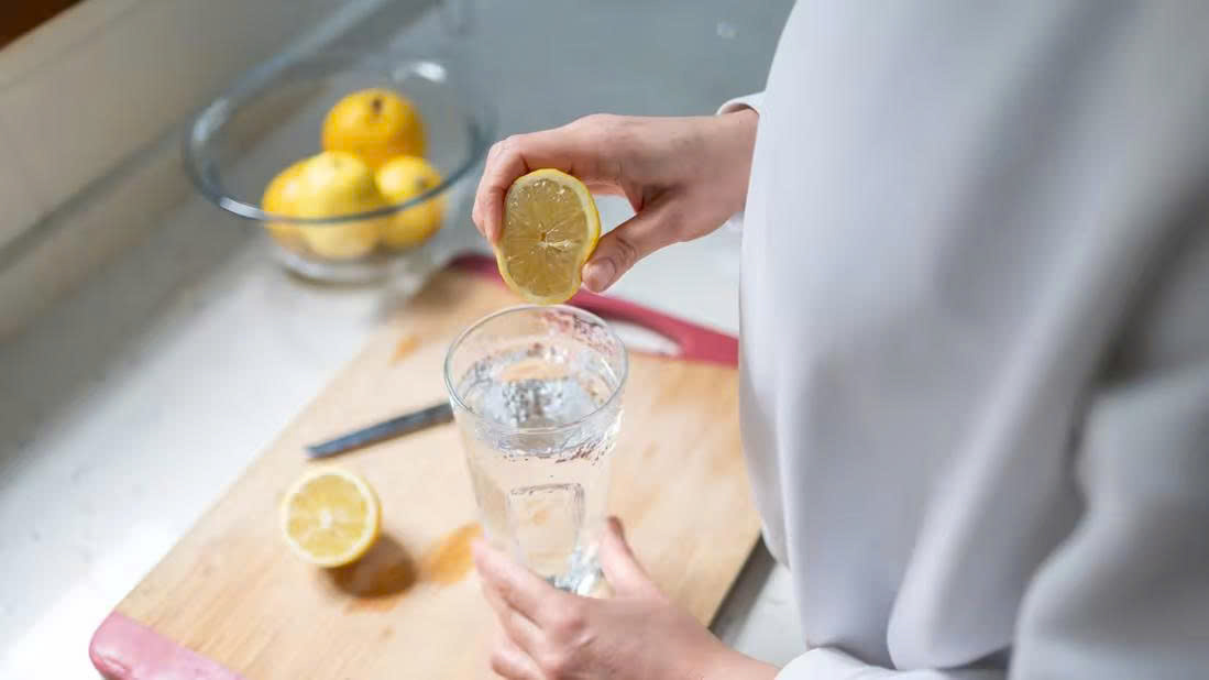 Không nên uống nước chanh khi đói