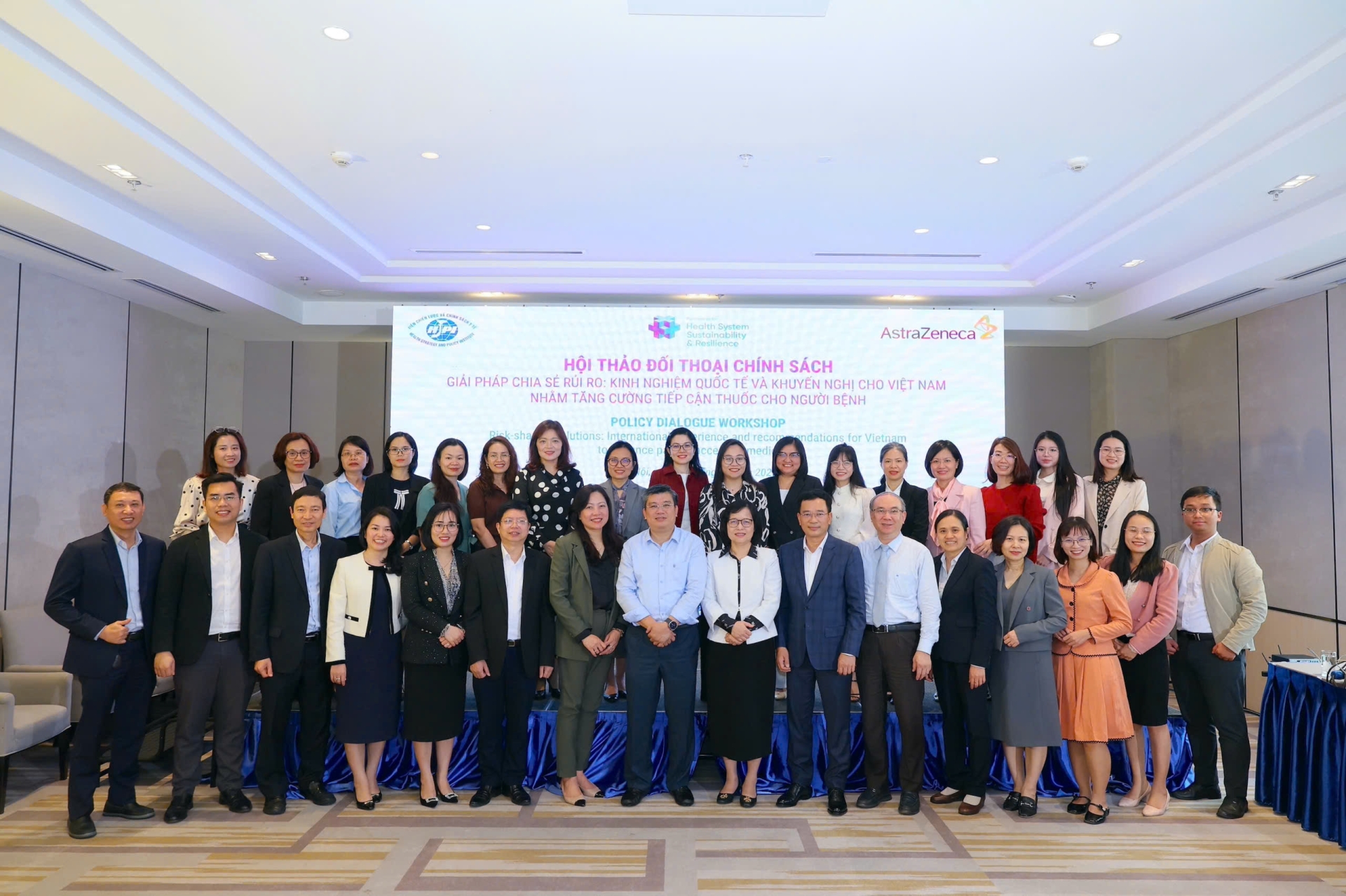 Các đại biểu chụp ảnh lưu niệm tại Hội thảo 