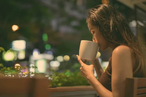 Uống cà phê quá muộn có thể khiến bạn khó ngủ