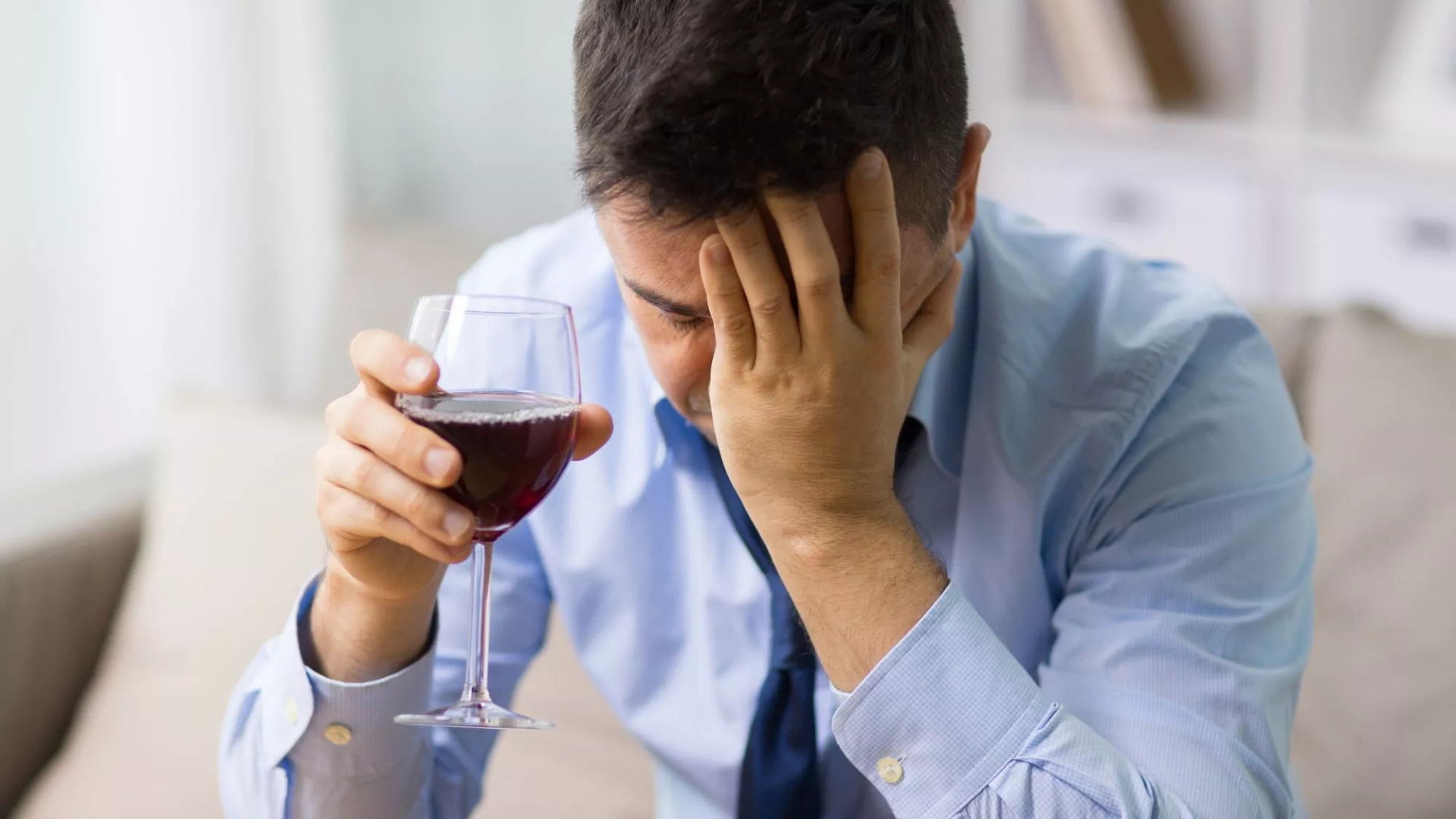 Uống rượu bia không điều độ có thể gây say nghiêm trọng, ảnh hưởng đến sức khỏe