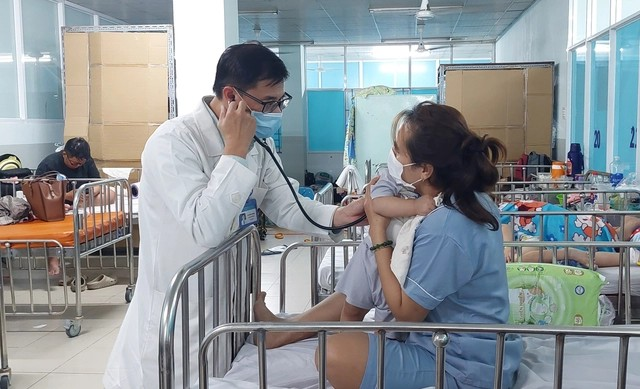 TS.BS Nguyễn An Nghĩa thăm khám cho trẻ điều trị nội trú tại khoa Nhiễm - Thần kinh Bệnh viện Nhi đồng 1 - Ảnh: SK&ĐS