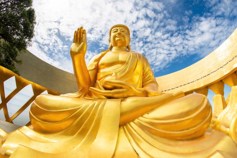 Tôn tượng Đức Phật Câu Na Hàm Mâu Ni trên núi Bà Đen. Ảnh: sunworld.vn