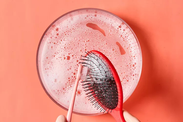 Dùng bàn chải cũ và dung dịch nước rửa chén pha loãng để vệ sinh răng lược