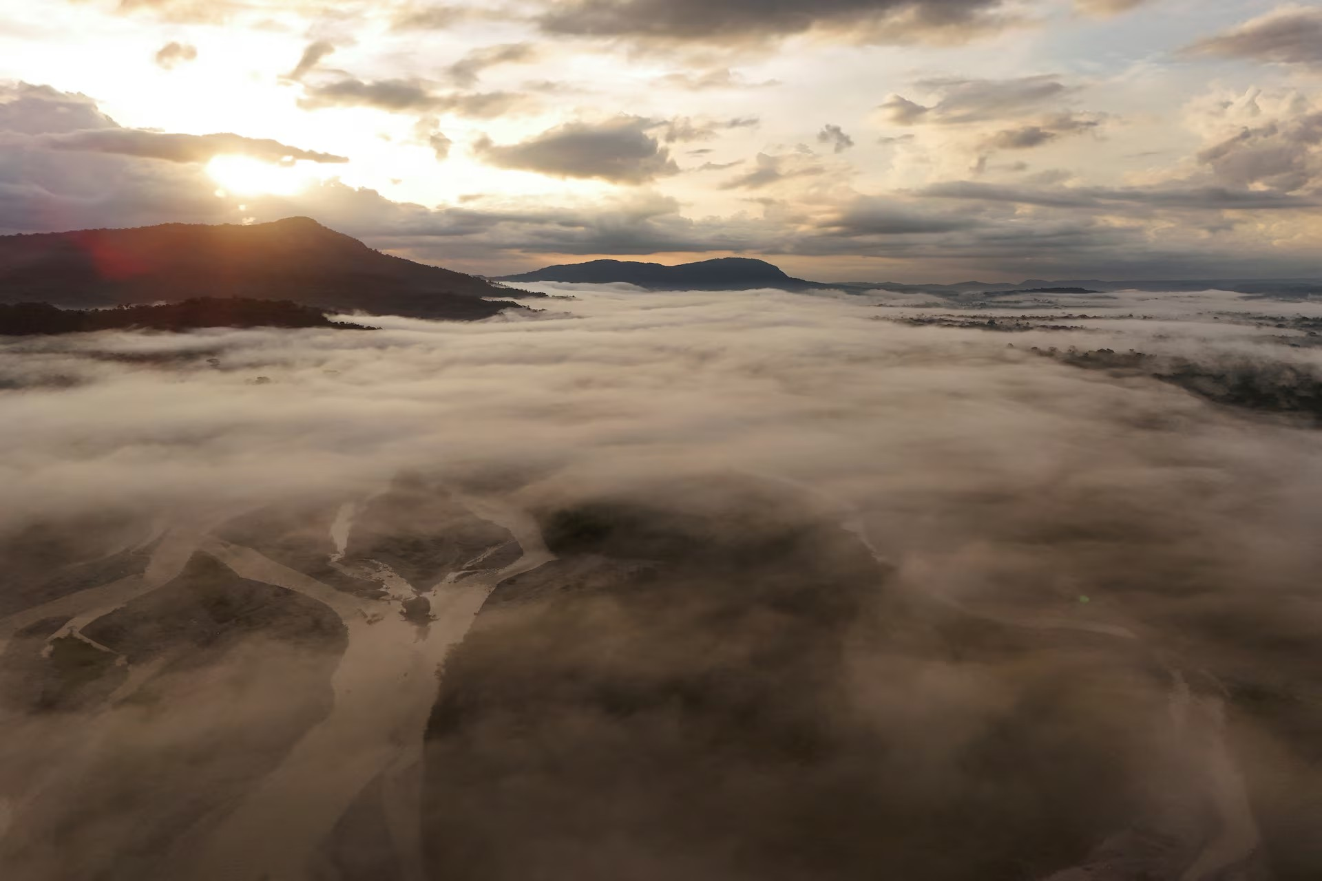 Sông Aguarico chảy qua khu vực sinh sống của cộng đồng bản địa A’i Cofan, nơi các đội bảo vệ từ nhiều cộng đồng trong khu vực họp bàn nhằm bảo vệ tài nguyên thiên nhiên Amazon khỏi khai thác, tại Sinangoe, Ecuador, ngày 3/12. Ảnh: Karen Toro.