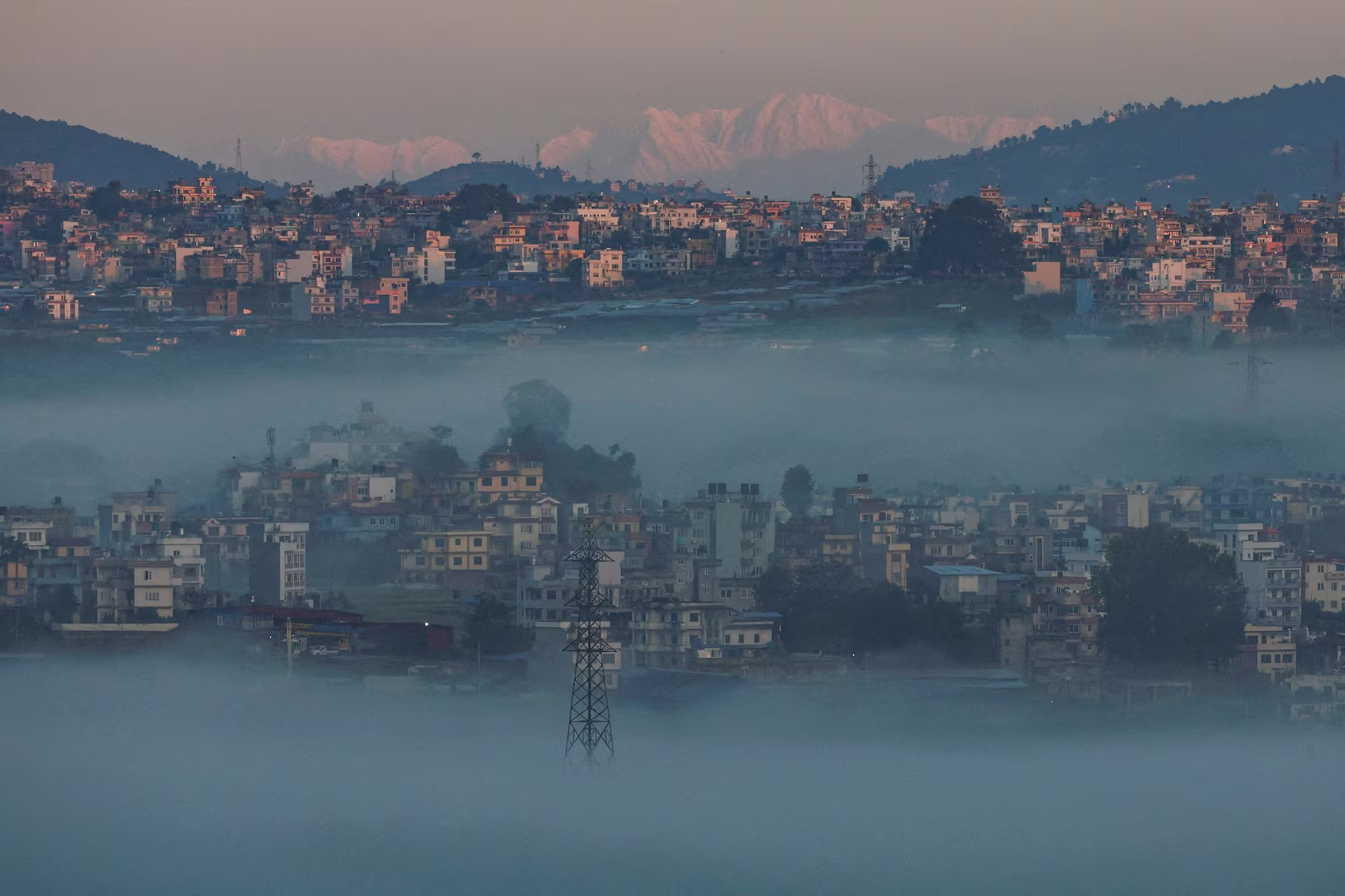 Dãy núi phủ tuyết trắng hiện ra trên thung lũng trong buổi sáng mù sương tại Kathmandu, Nepal, ngày 11/10. Ảnh: Navesh Chitrakar.