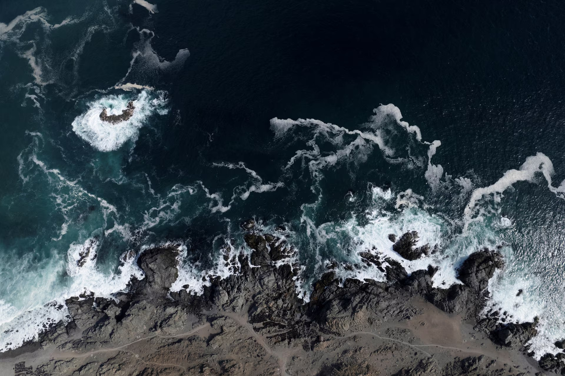 Máy bay không người lái ghi lại hình ảnh đường bờ biển vùng Antofagasta, nơi các khu rừng biển của Chile đang bị đe dọa bởi đại dương ấm lên và ô nhiễm, tại Paposo, Chile, ngày 12/6. Ảnh: Pablo Sanhueza.