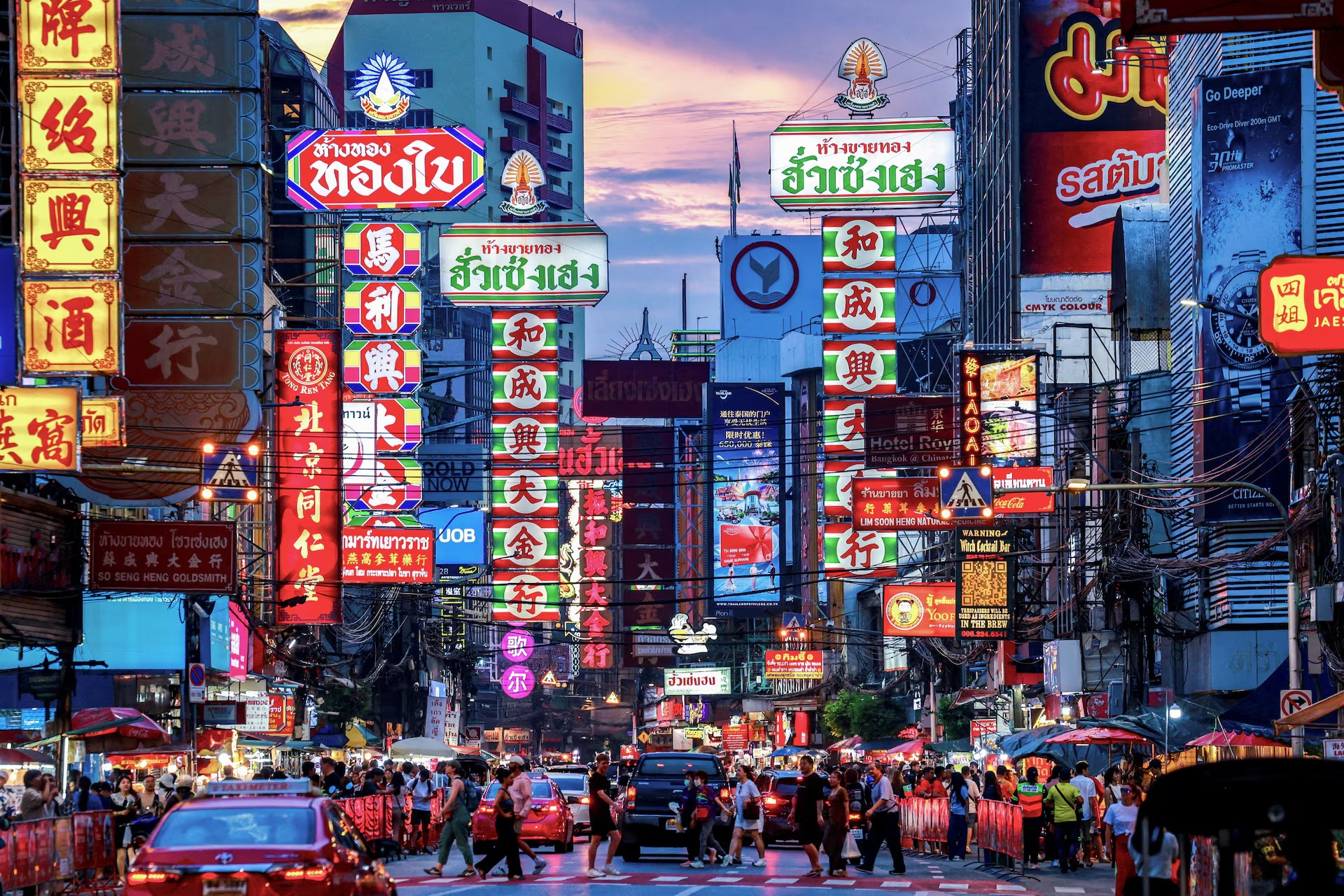 Đông đúc du khách giữa khu phố người Hoa (Chinatown) nhộn nhịp của Bangkok, Thái Lan, ngày 16/5. Ảnh: Athit Perawongmetha.