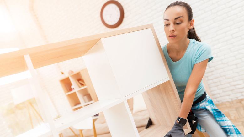 Chừa khoảng trống giữa sofa, tủ và tường giúp hạn chế nấm mốc