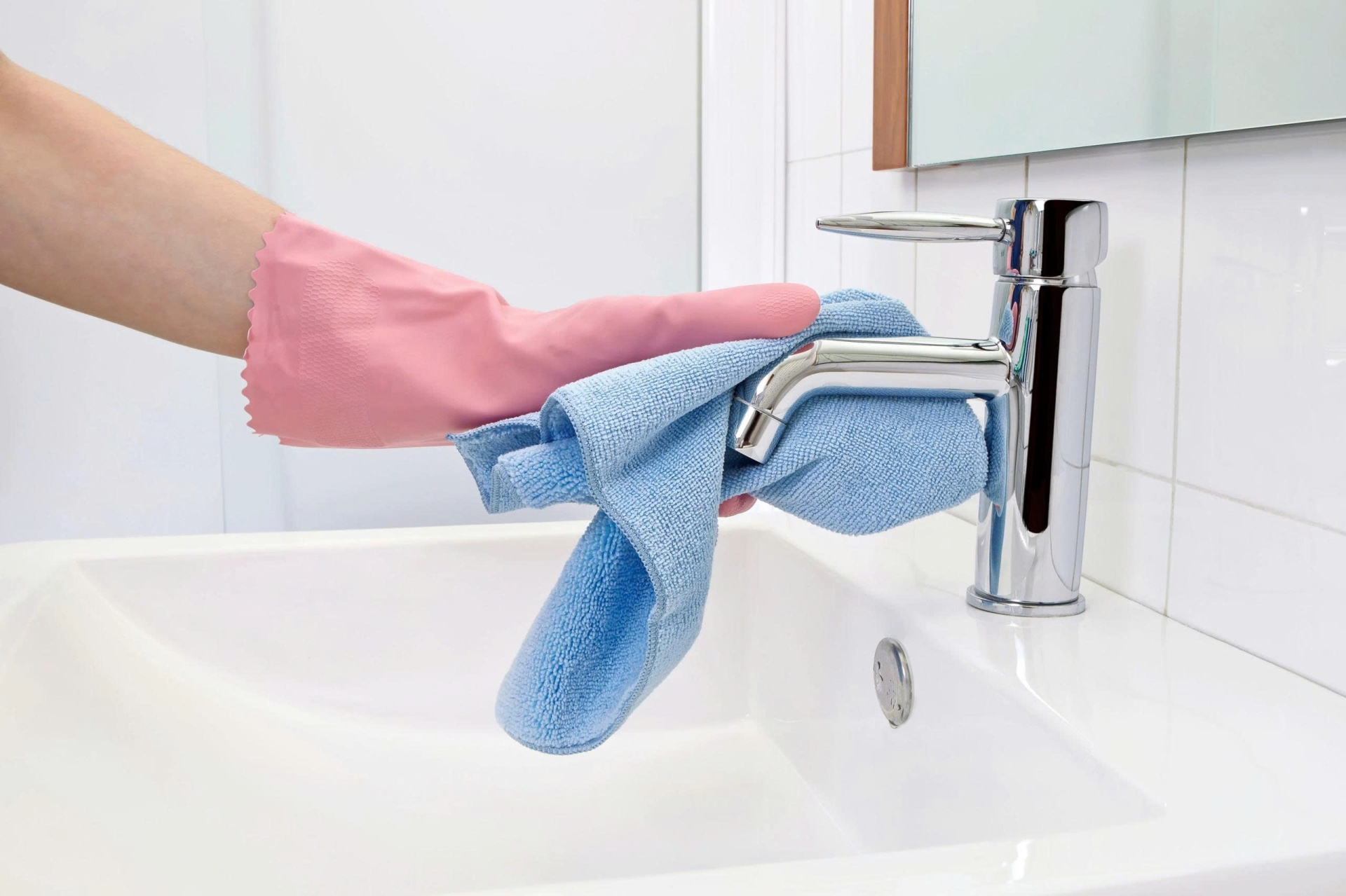 Lau sạch thiết bị nhà bếp để tránh cặn bẩn bám lâu ngày