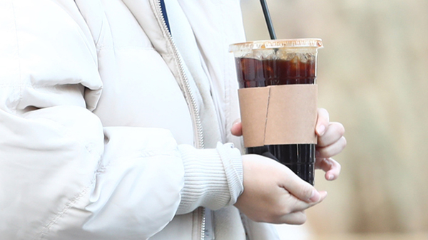 văn hóa uống cà phê đá giữa trời lạnh có thể phản ánh mức độ stress cao - Ảnh: Joongang Daily