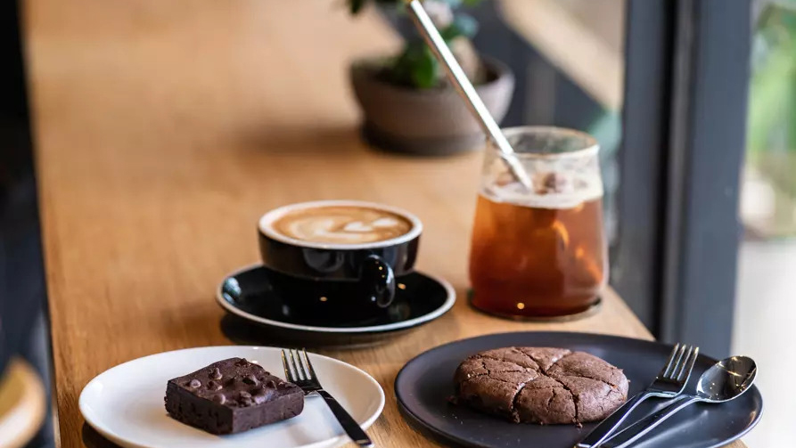 Thưởng thức khẩu phần đồ uống lạnh vừa phải, kết hợp thực phẩm ấm nóng giúp hạn chế tác động tiêu cực